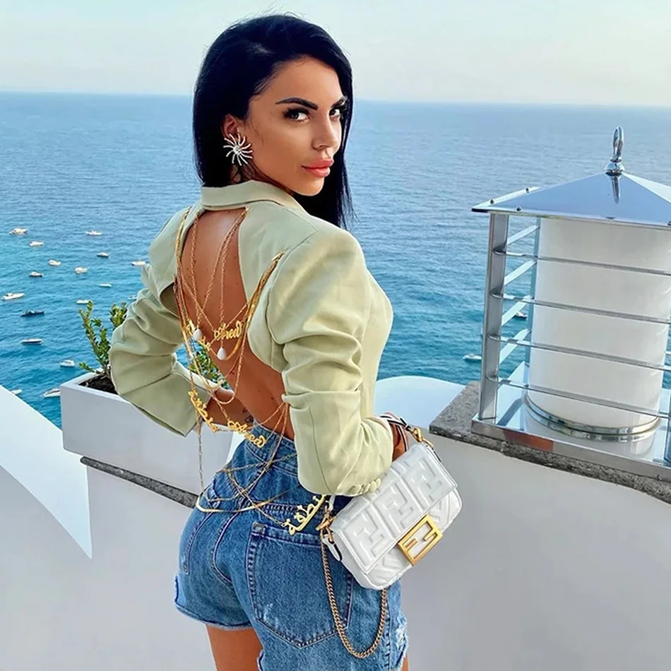 Женский блейзер с золотой цепочкой и открытой спиной пикантный облегающий