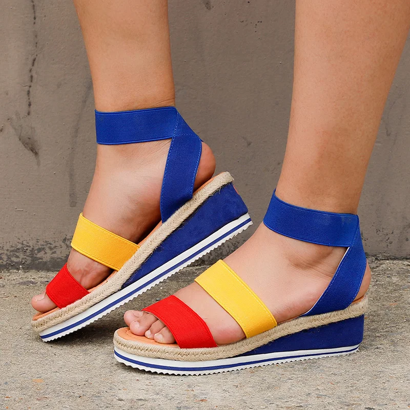 Женские босоножки на танкетке Летняя женская обувь платформе Яркие цвета Обувь