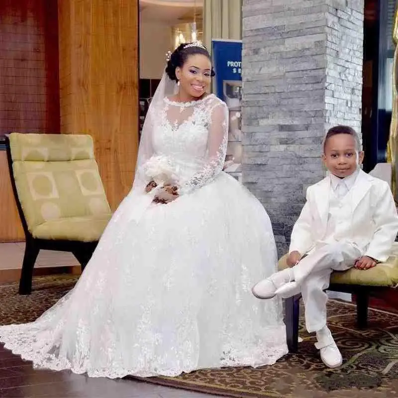 

Romantic Scoop Neckline Illsion Long Sleeves Wedding Dresses Sweep Train Lace Appliques African Bridal Gowns Vestidos De Novia