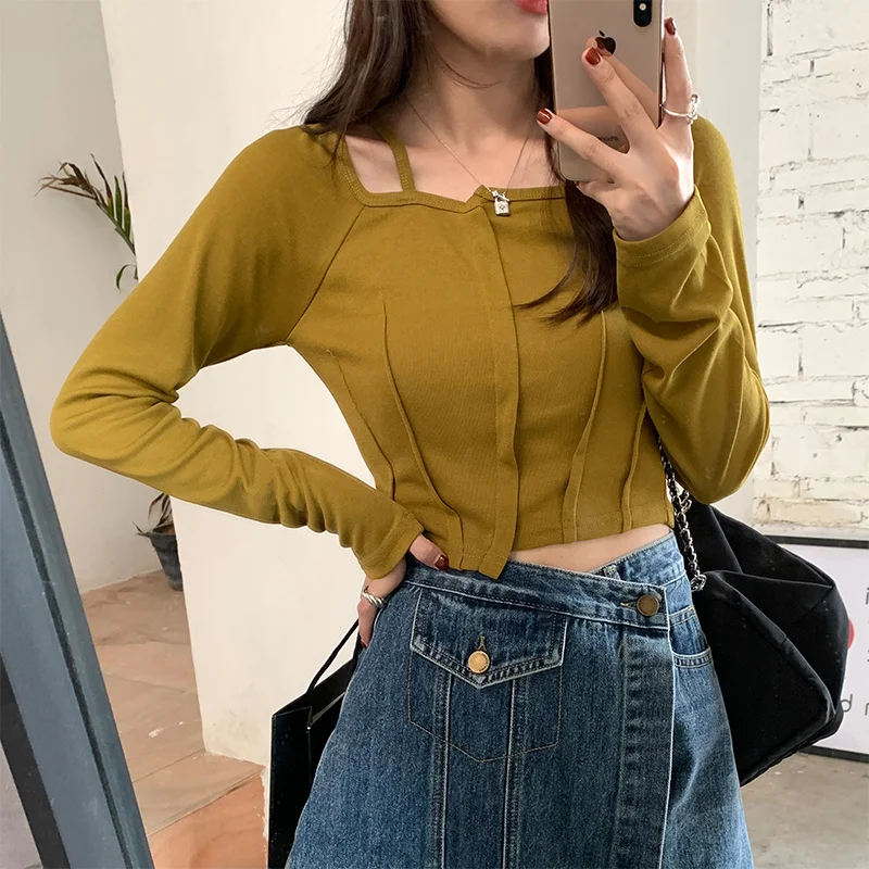 Дизайнерская футболка однотонная с квадратным вырезом вырезами облегающая