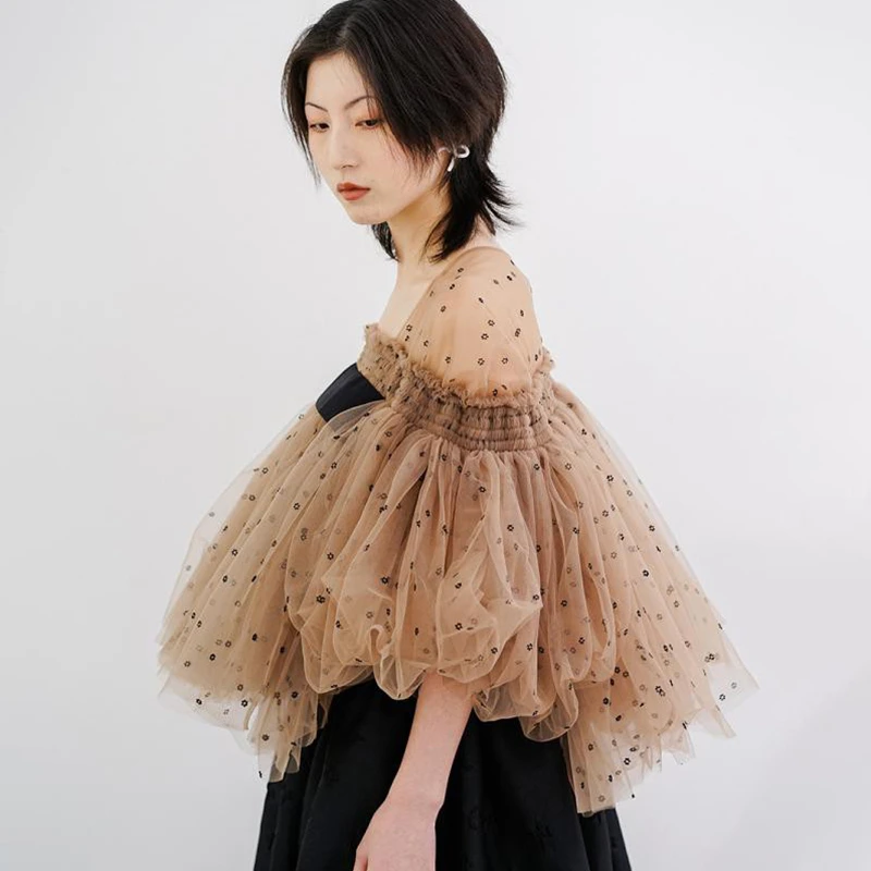 Женская блузка в горошек TWOTWINSTYLE белая Элегантная с квадратным воротником