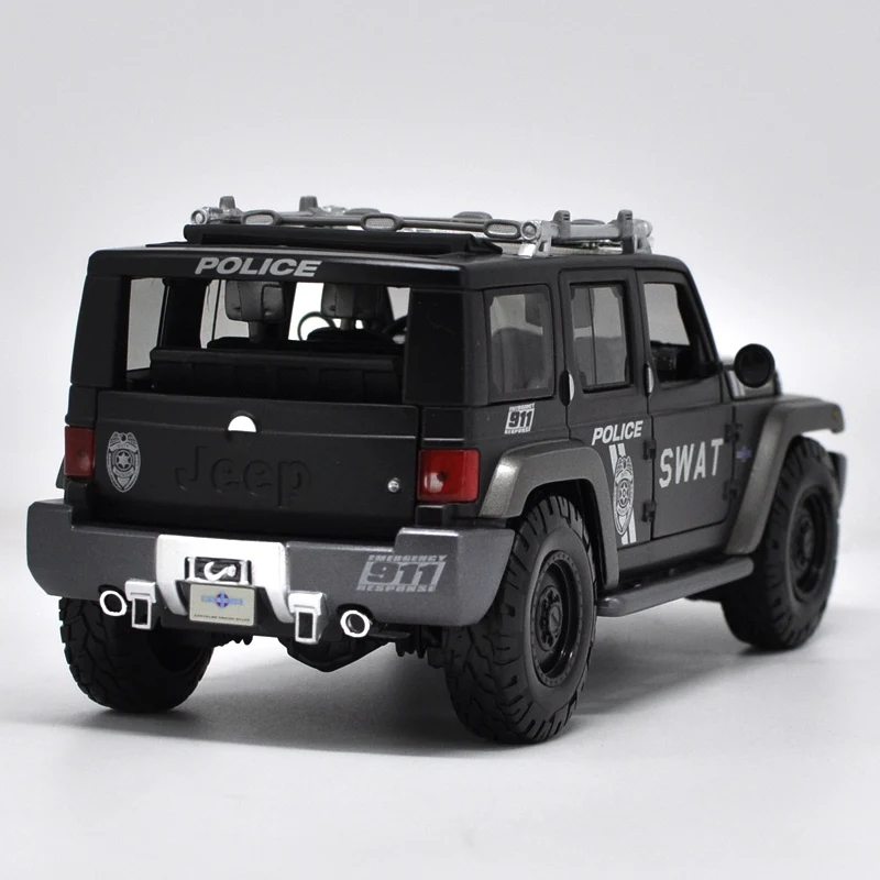 

Limited Edition 1/18 Alloy Car Diecast Model Part 3 Time Machine DeLorean Vehicle Metal Toys Back To The Future Gifts Souvenir