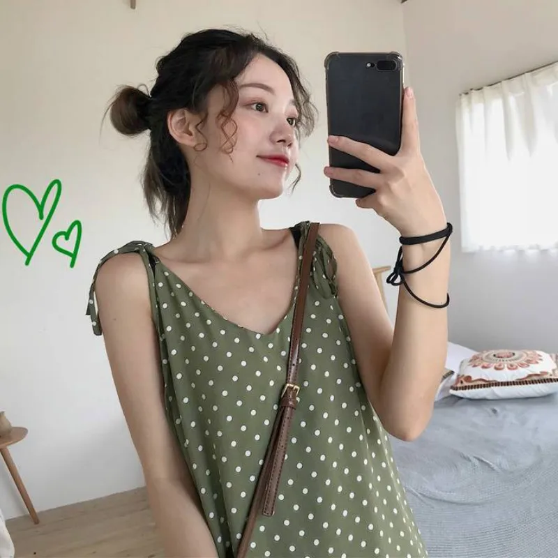 Женское платье в горошек без рукавов с v образным вырезом на тонких бретельках до