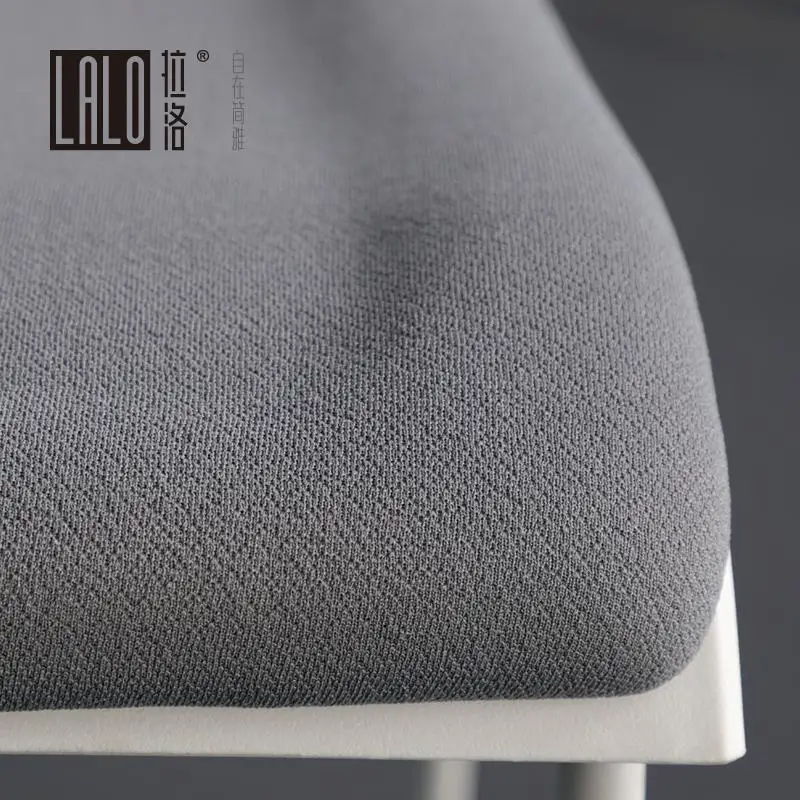 Штабелируемый черно-белый минималистичный стул для тренировок и конференций