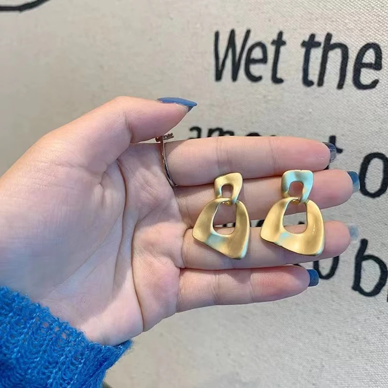 

South Korea's new net celebrity niche design sense matte gold and silver needle earrings hollow square temperament wild atmosphe