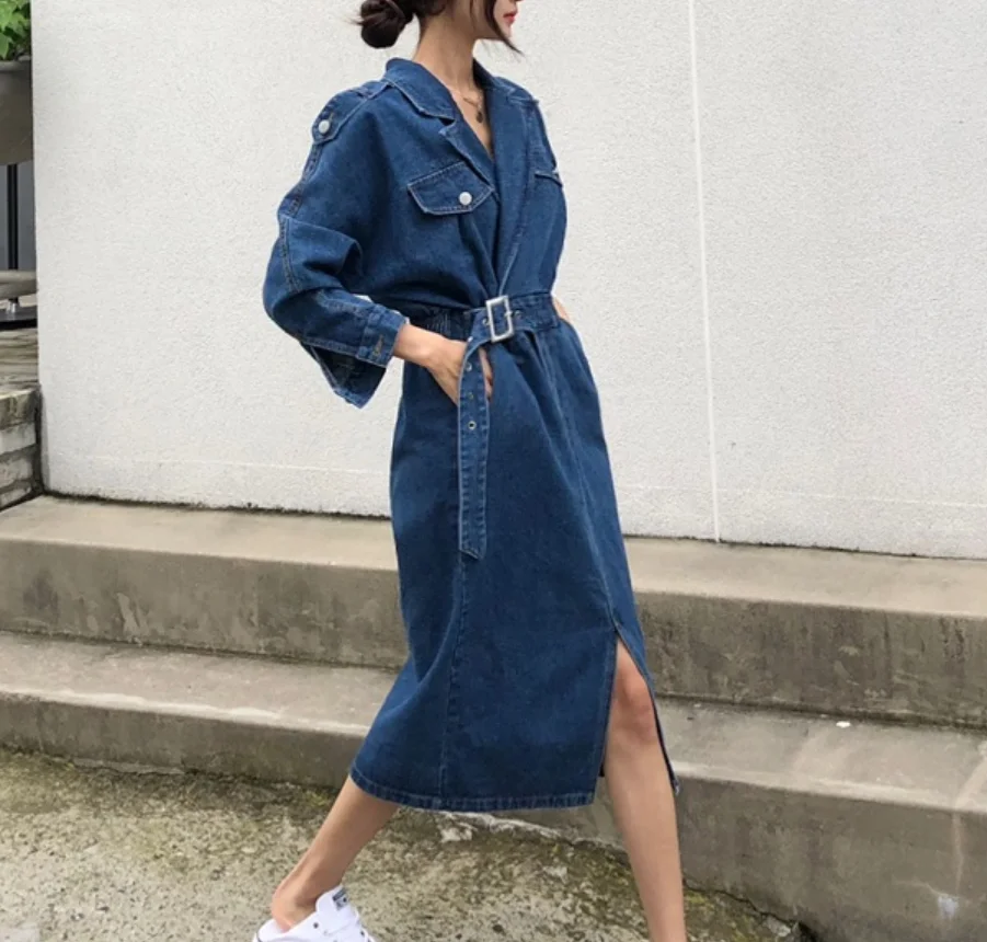 Женское джинсовое платье-трапеция однотонное облегающее платье с поясом и