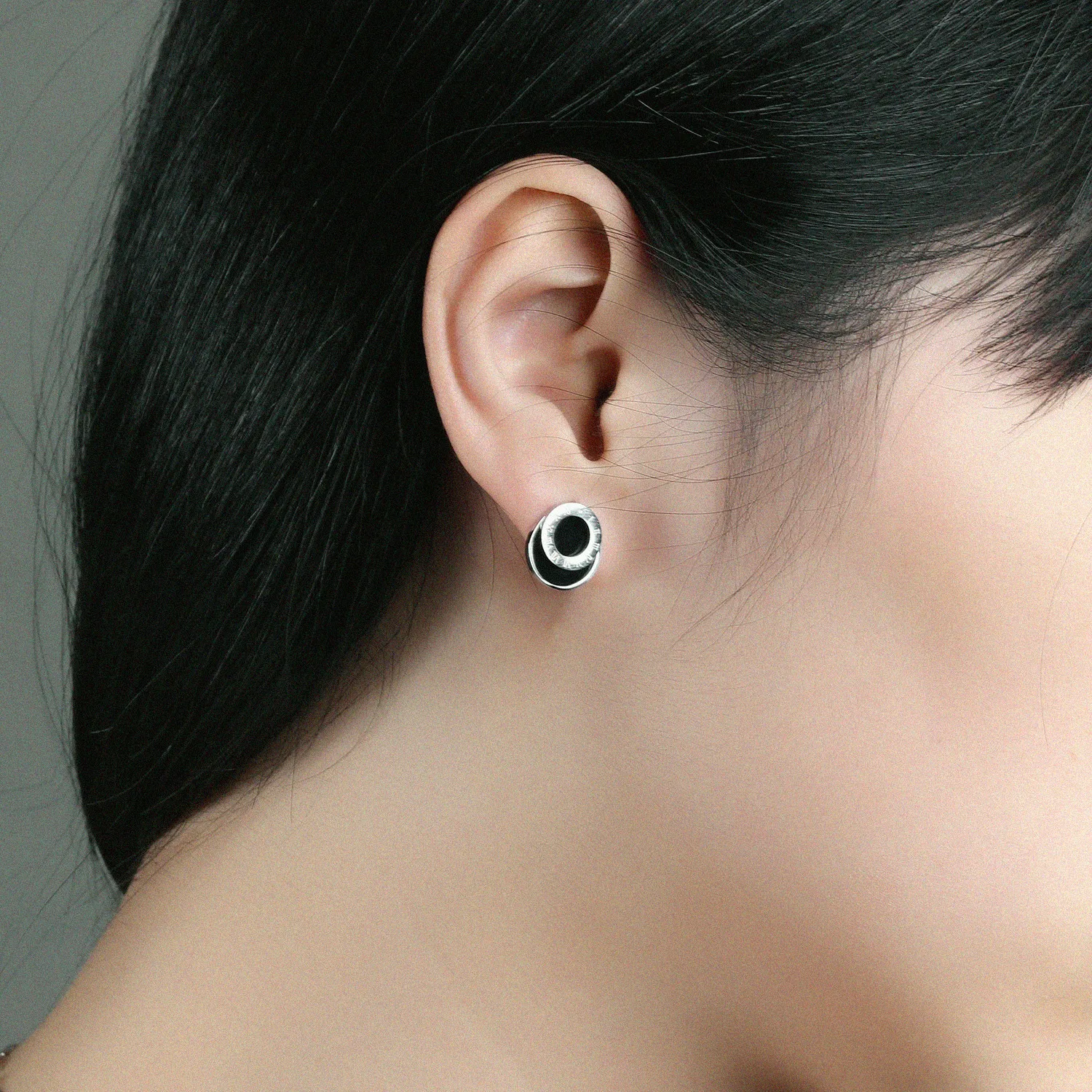 Темпераментные простые серьги с римскими цифрами из титановой стали женские