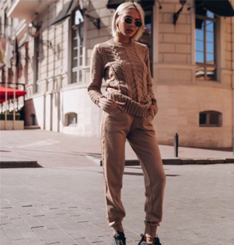 Женский трикотажный костюм из двух предметов свитер с высоким воротником и