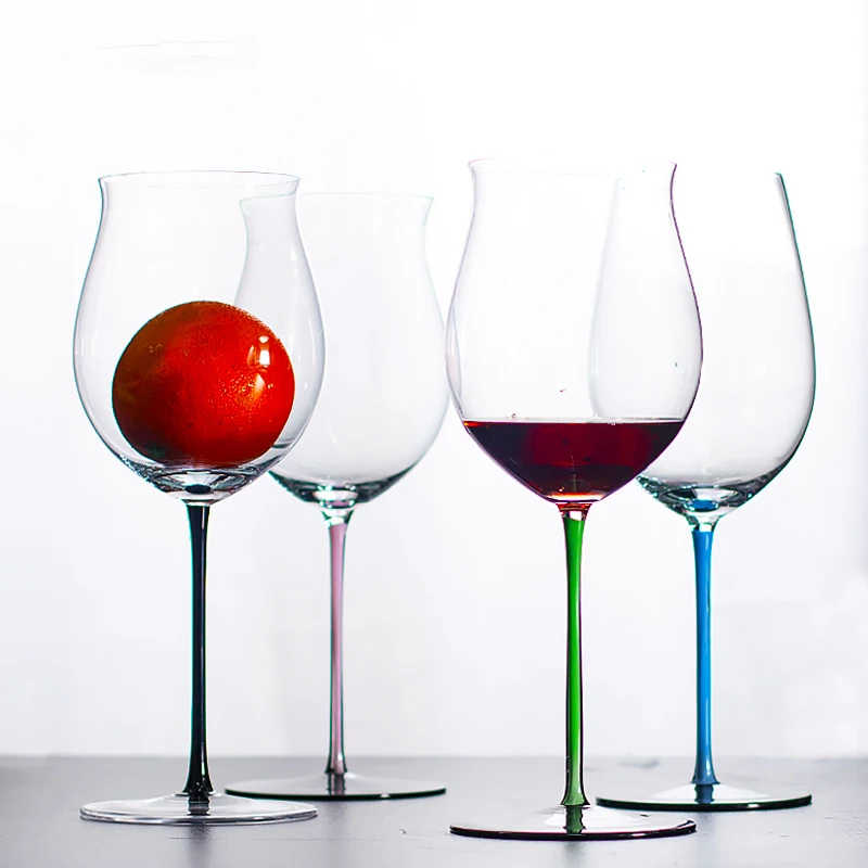 Роскошный хрустальный бокал с черной ручкой и красной основой для вина