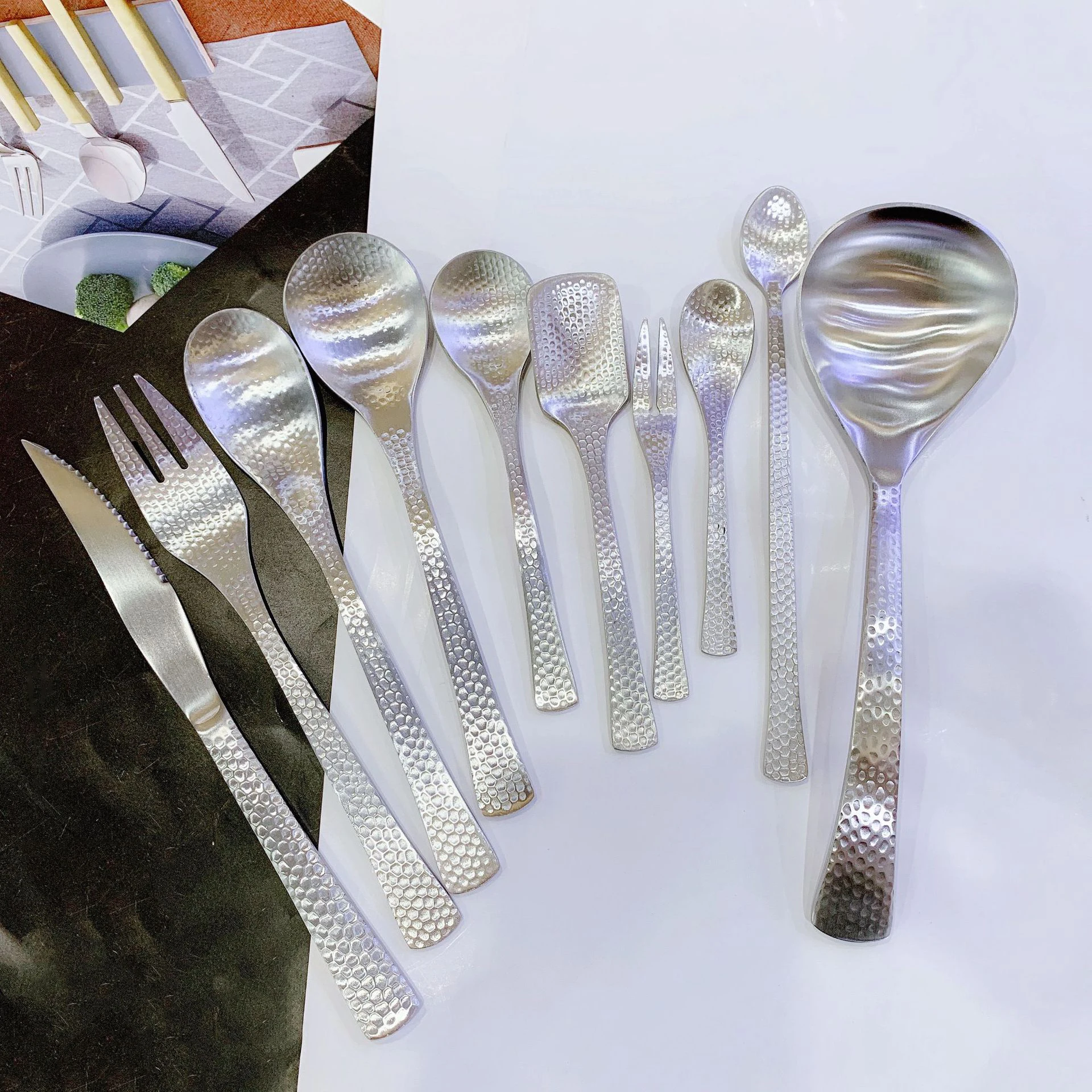 

Full Hammered 18/10 Stainless Steel Silverware Cutlery Set Flatware Service for 4 Tableware Steak Knives Spoons Forks for Home