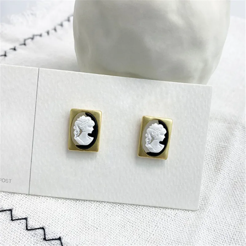 

Restoring ancient ways like French golden frame stud earrings elegant temperament needles court wind anaglyph earrings