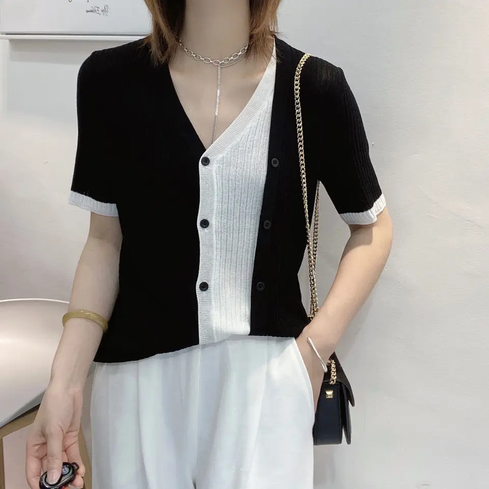 

Fake two 2021 summer new stitching color contrast V-neck ice silk cardigan design Short Sleeve Top