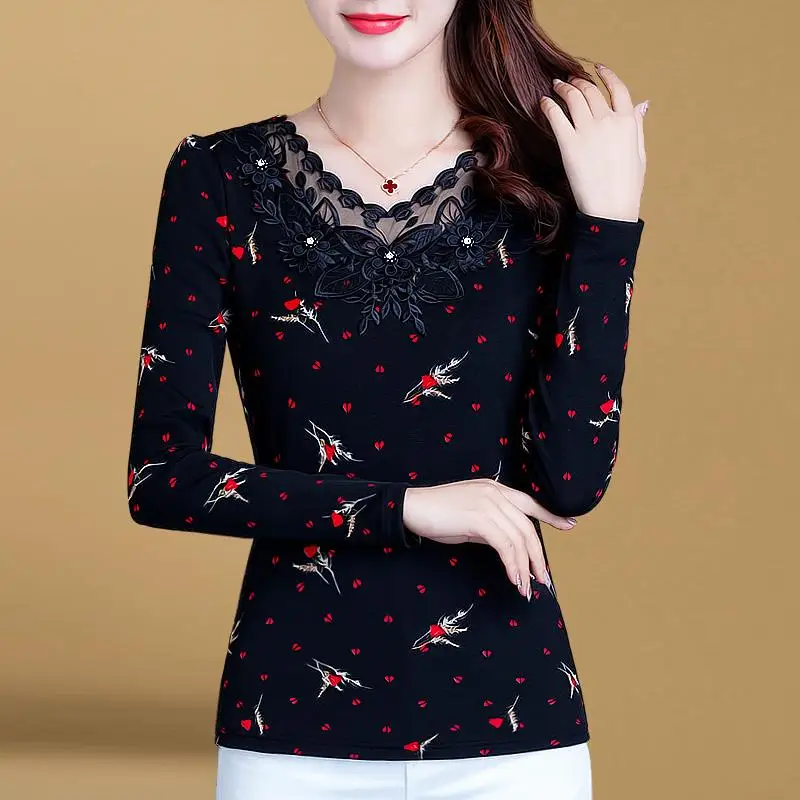 

Блузка женская демисезонная с принтом, V-образным вырезом и длинным рукавом