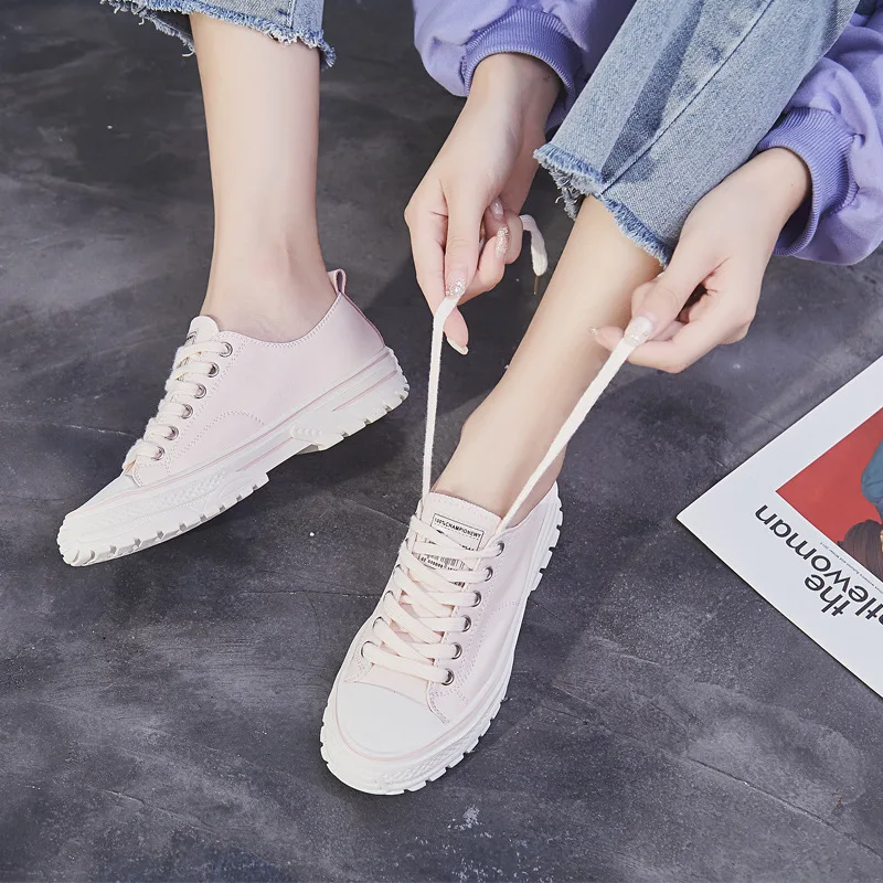 Женские повседневные кроссовки белые однотонные на толстой подошве шнуровке
