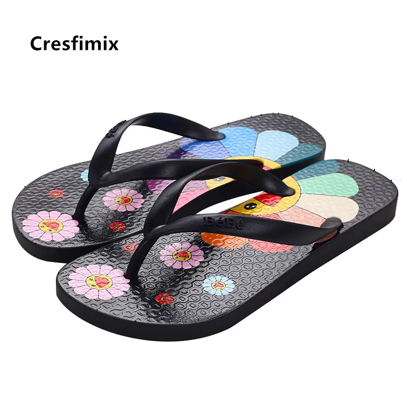 

Cresfimix chanclas de mujer женские милые белые цветочные домашние шлепанцы для подростков, модные черные пляжные легкие шлепанцы a5781