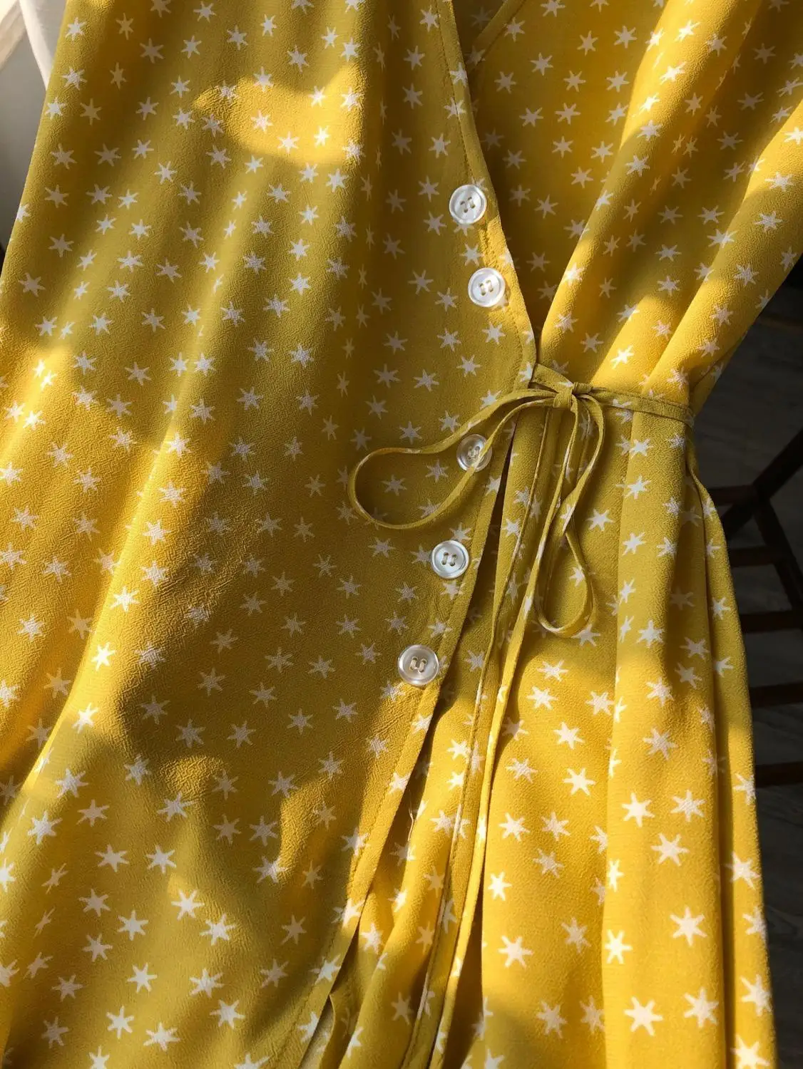 Женское платье с запахом и V-образным вырезом на пуговицах | Женская одежда