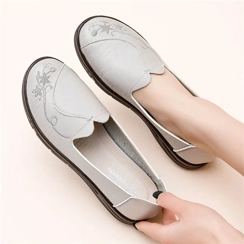 

Mom's Shoes Soft Sole Comfortable And Breathable Leather Shoes 2021 Spring And Autumn New Non-slip Ma'am Vulcanized Shoes