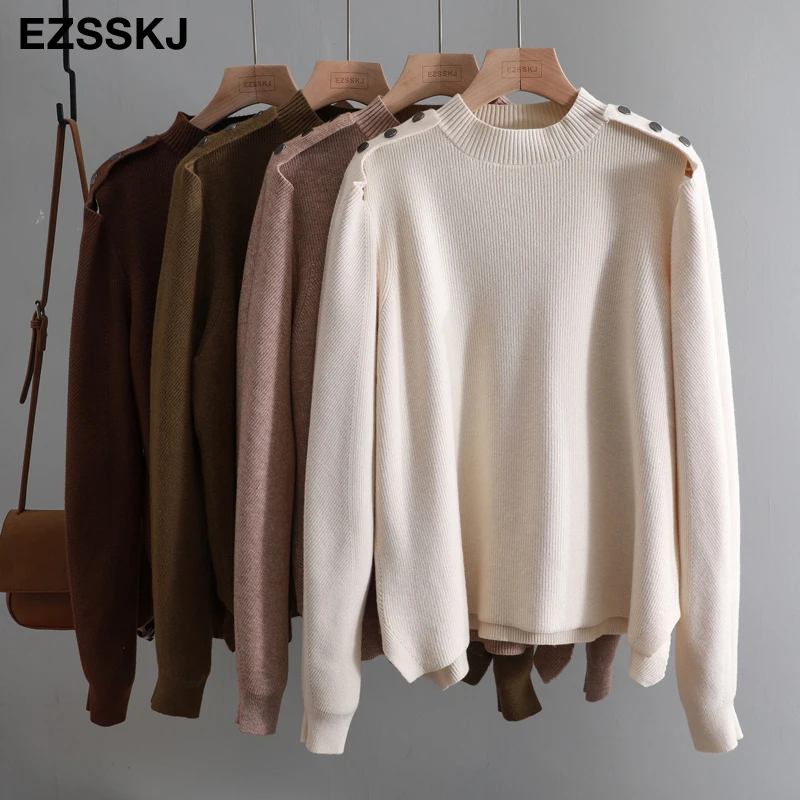 Женский свободный свитер с открытыми плечами толстый пуговицами и круглым