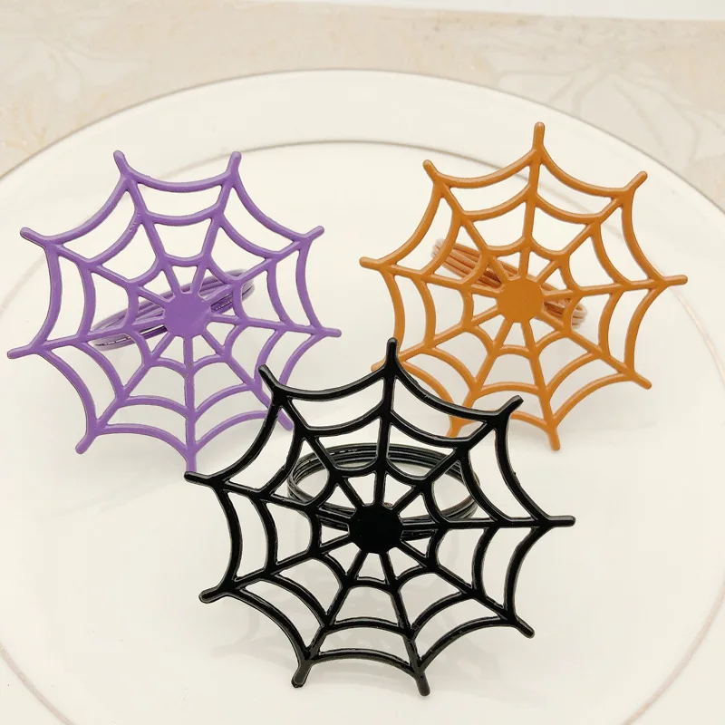 

Черное кольцо для салфеток в виде паука на Хэллоуин