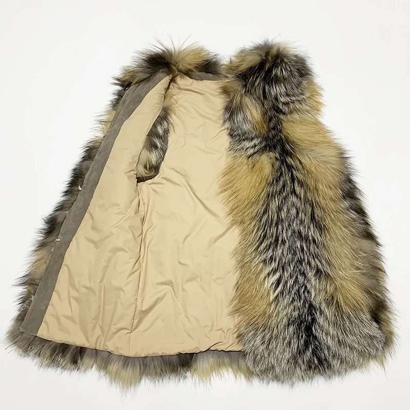 Женский меховой жилет в полоску винно-синем стиле |