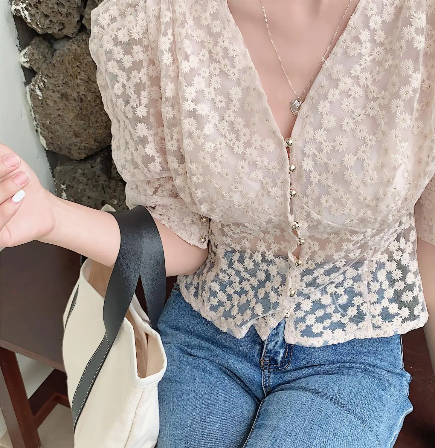 

Comelsexy 2020 New Summer Korean Style Floral Lace Blouses Women V-neck Sexy Tops Solid All-Match Single-breasted Shirt Blusas