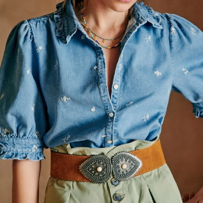 

Женская голубая рубашка с цветочной вышивкой, отложным воротником и оборками, женская блузка с коротким рукавом