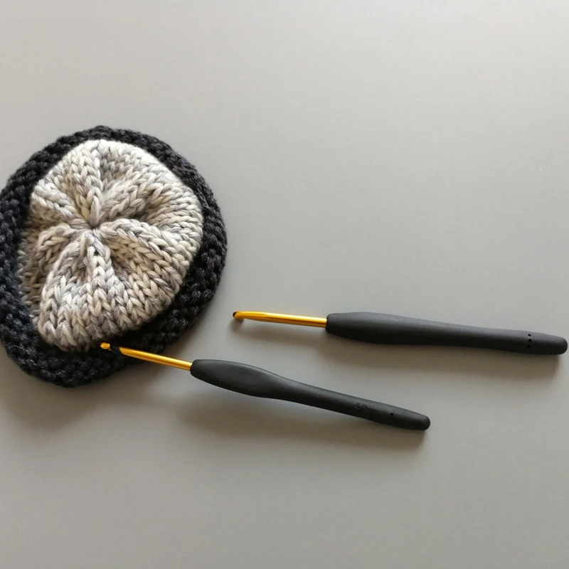 

2.0-6.0mm Crochet Hook Set Aluminum Ergonomic Crochet Needles with Black Soft Rubber Grip Cushioned Handles Needles