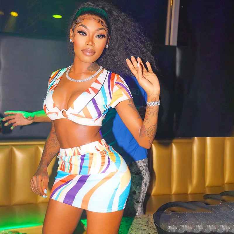 

2022 летний женский новый модный привлекательный облегающий костюм с низким вырезом и юбкой на бедрах