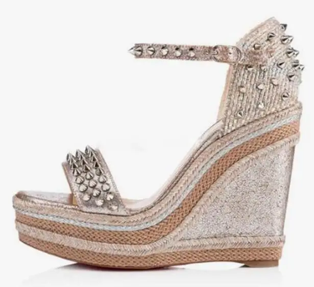 

Босоножки женские на танкетке с открытым носком, дизайнерские сандалии на платформе с леопардовым принтом, с заклепками, каблук 15 см, обувь ...