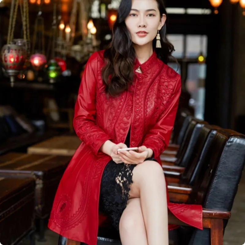 Женское приталенное платье из натуральной кожи красное Тренч с вышивкой и