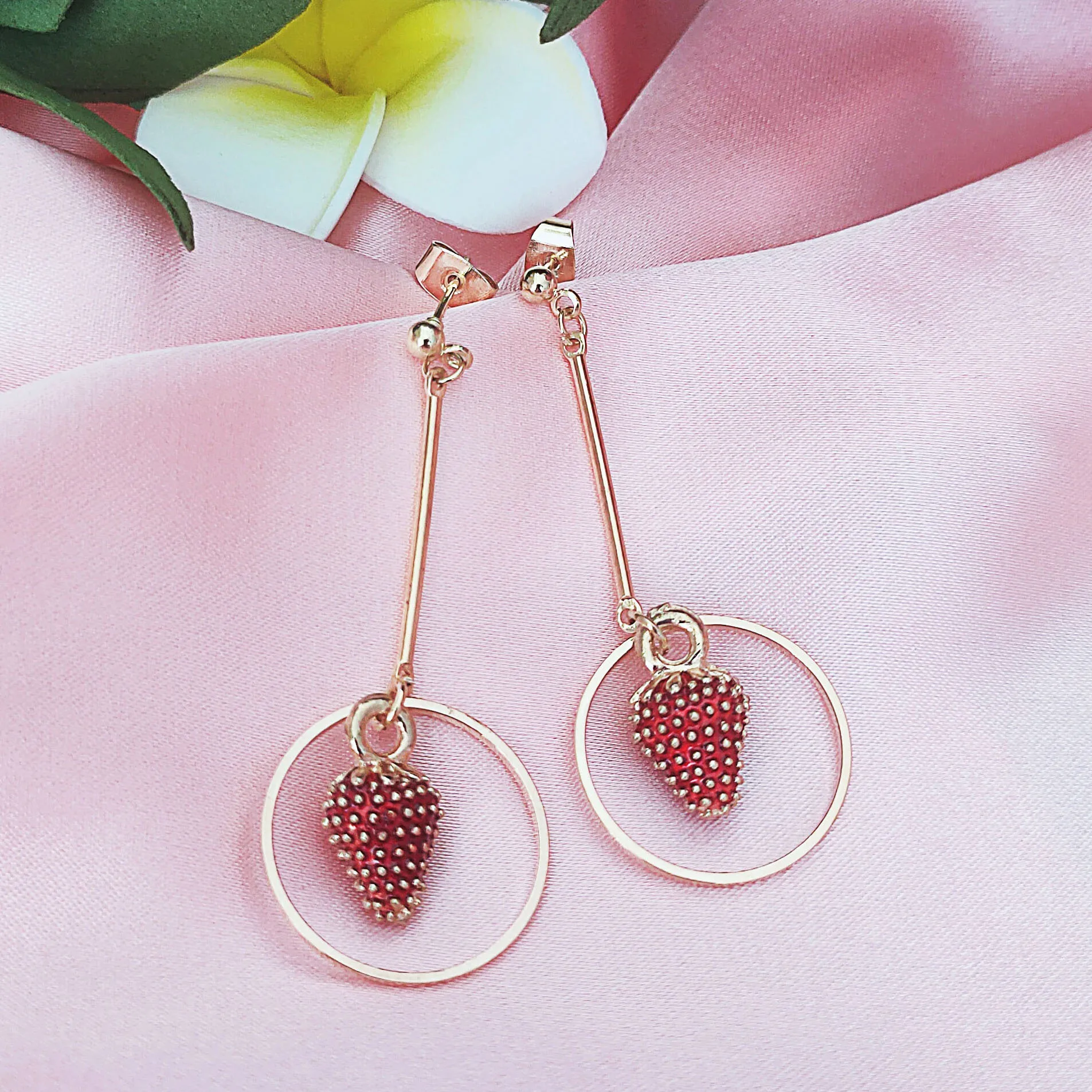 

Fashion Simple Metal Strawberry Round Pendant Earring Long Dangle Drop Earrings for Girls Women Gift Lovely Jewelry