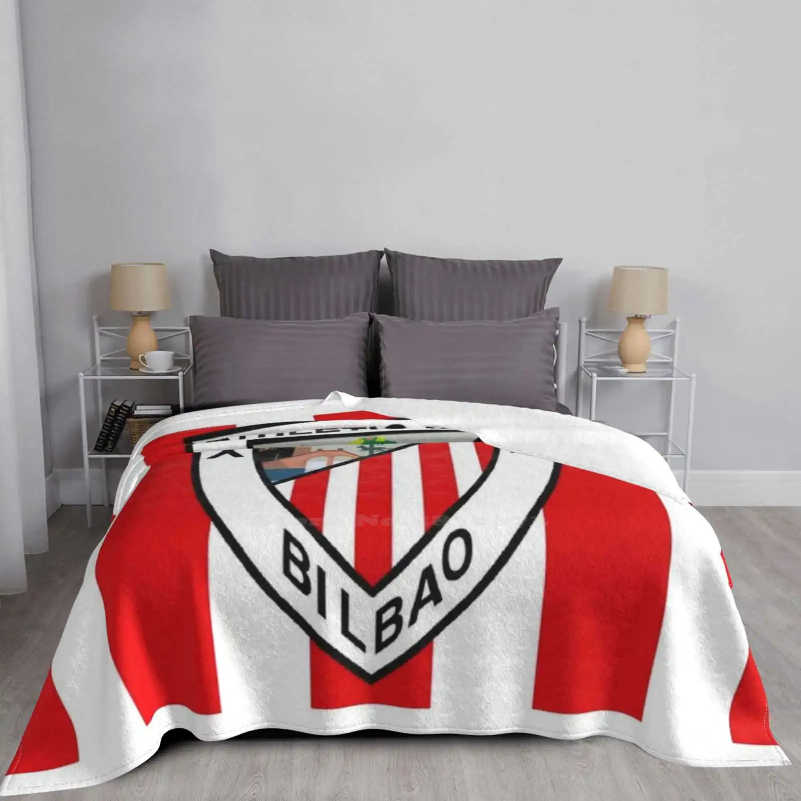 Футбольная маска с Львом красная белая | Дом и сад