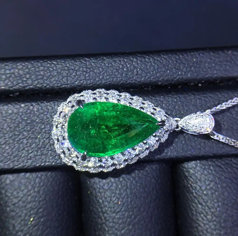 Женская подвеска из 18-каратного золота с натуральным изумрудом карата |