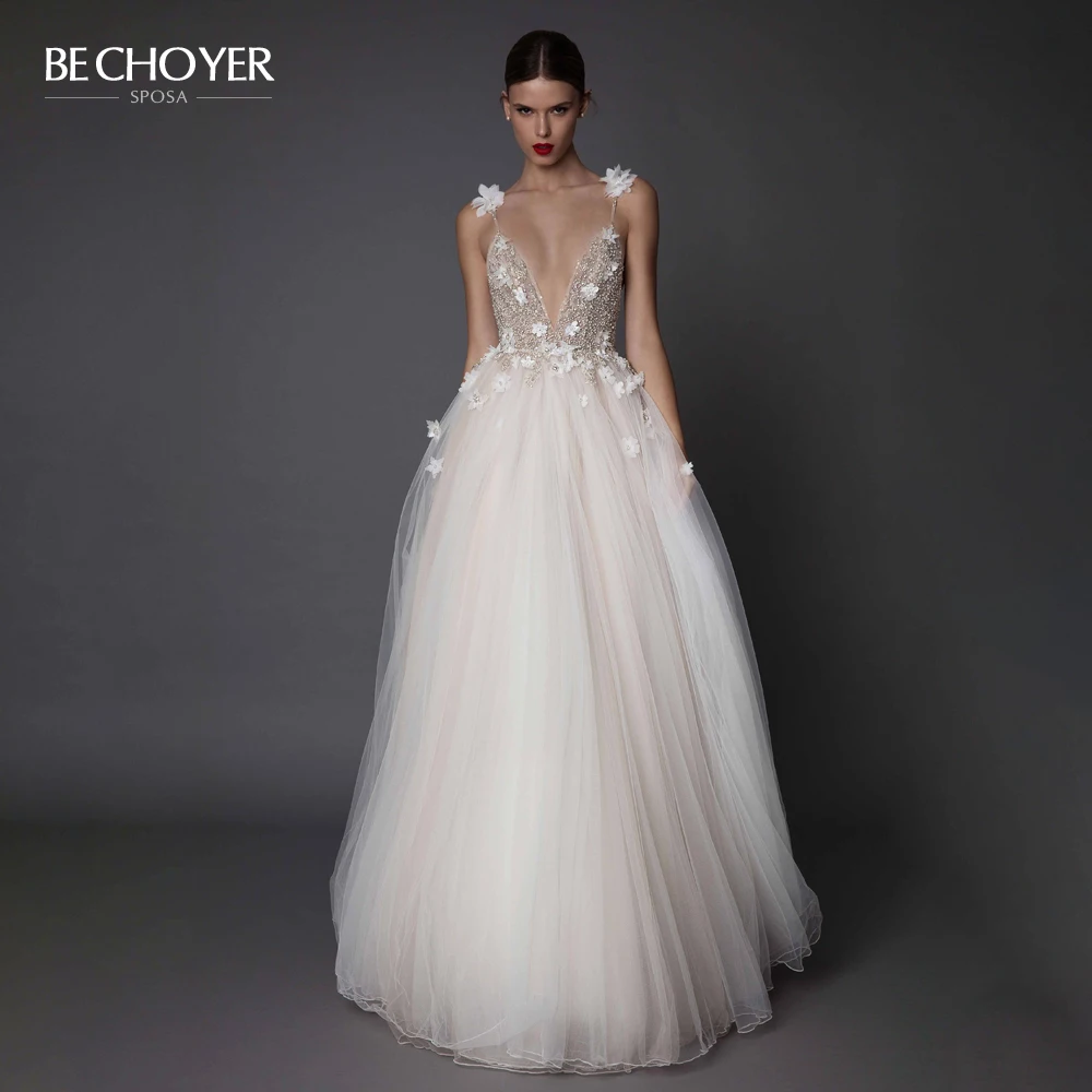 Свадебное платье с объемными цветами и открытой спиной BECHOYER роскошное