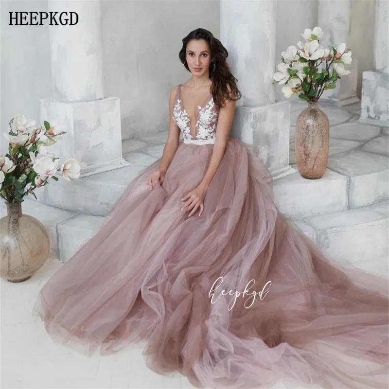 Пыльное розовое длинное вечернее платье с открытой спиной белое кружевное V