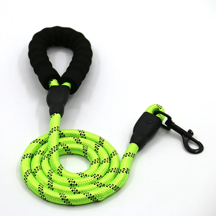 Крепкий поводок для собак с отражающим элементом, удобная и прочная веревка для прогулки с подушкой на ручке.