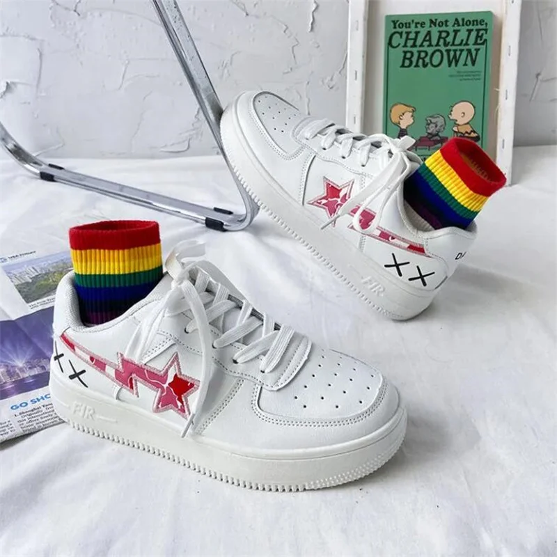 Женские кроссовки из ПУ кожи розовые на плоской вулканизированной подошве