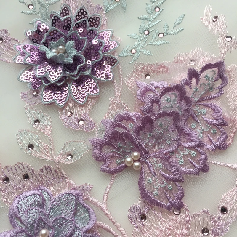 Кружевная аппликация фиолетового и розового цветов с вышитыми блестками цветами