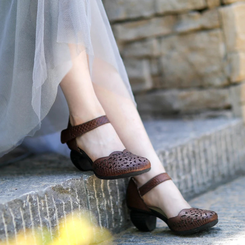 Женские кожаные сандалии на высоком каблуке летние туфли с зеленой вышивкой