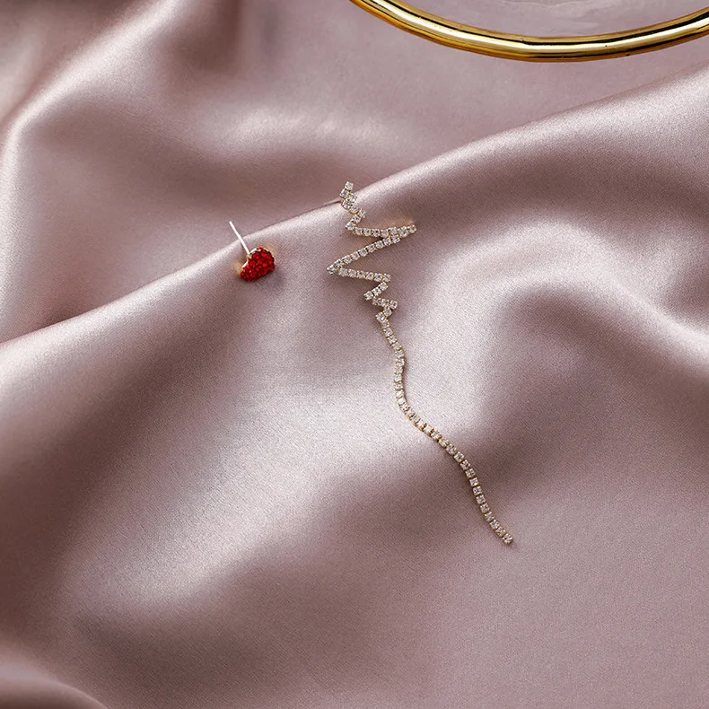 Серьги женские Асимметричные с сердечком и электрокардиограммой | Украшения