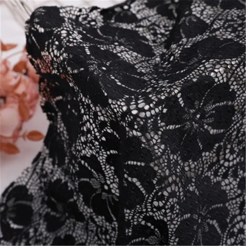 Цветочная кружевная ткань черная эластичная с лепестками ручной работы одежда