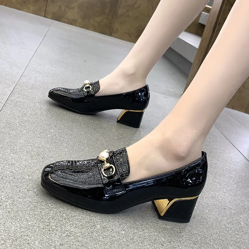 

2021 new casual fashion ladies shoes patent leather loafers ladies spring and autumn ladies shoes, young designer design