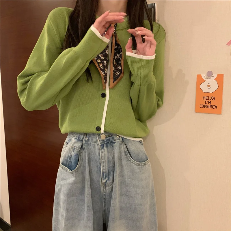 Knitted bottomed shirt with women's winter 2021 new gentle broken flower Silk Scarf Collar Korean sweater long sleeve |