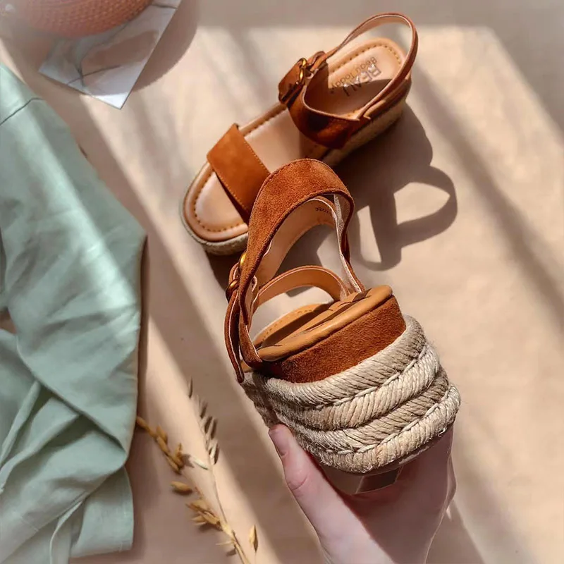 Босоножки-гладиаторы женские из замши на платформе с ремешком сзади летние 32071 |