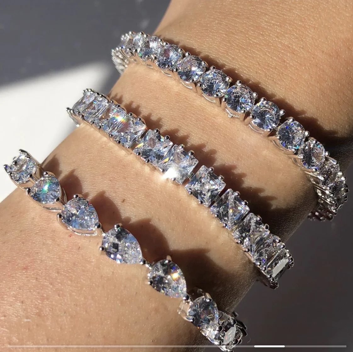 Женские браслеты с бриллиантами круглые и квадратные из белого золота 14 к 3 вида