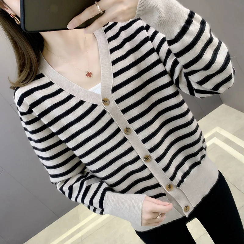 Трикотажный кардиган с V-образным вырезом в полоску |