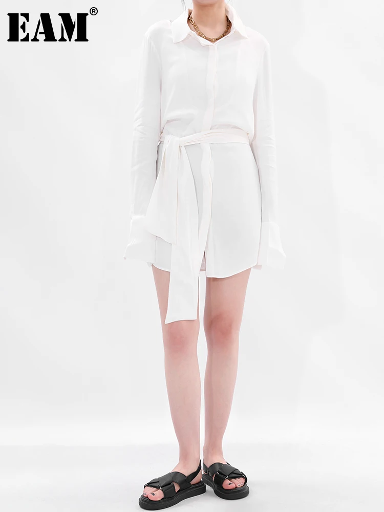 

[EAM] Женская белая атласная Асимметричная Длинная блузка, новая свободная рубашка с отворотом и длинным рукавом, модная демисезонная 2021, ...
