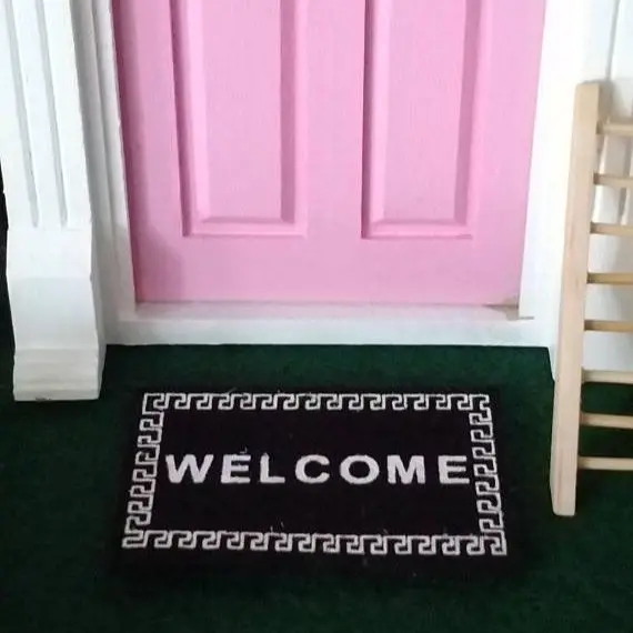 

Миниатюрный 1/12th весы набор добро пожаловать коврики, чтобы разместить в передней части вашего Фея двери или кукольная дверь или кукольный д...