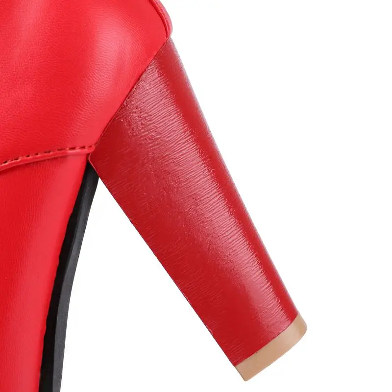 Сапоги женские зимние до середины икры с металлической пряжкой и заклепками