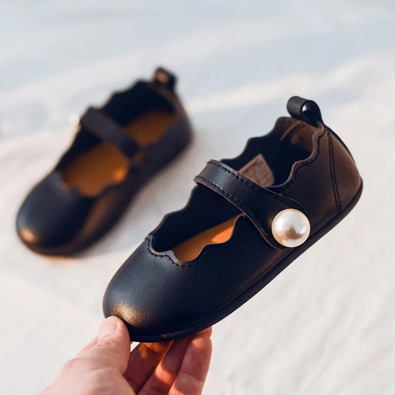 Новинка осени 2020 года Кожаные туфли для девочек с жемчугом Повседневные